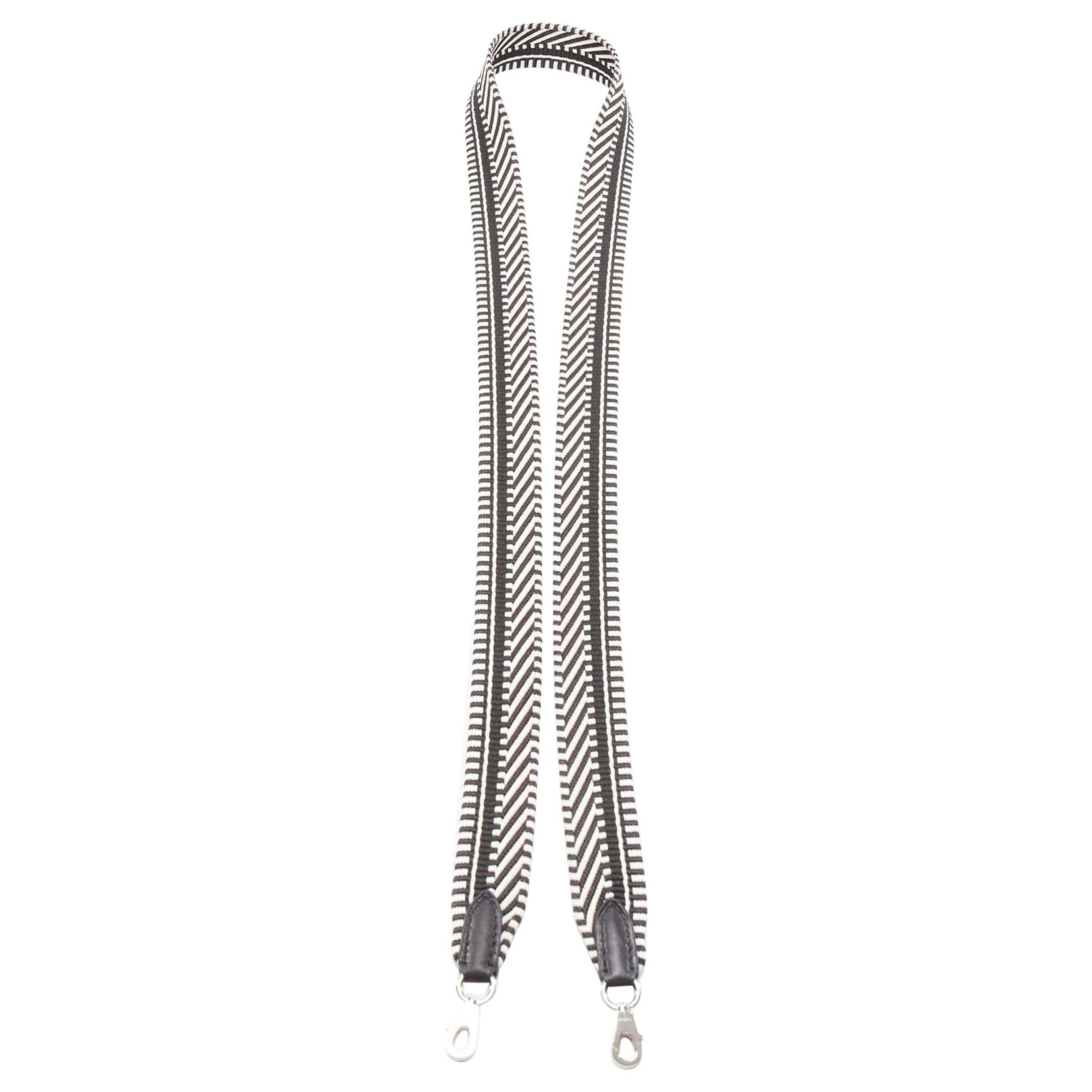 HERMES Sangle 25 schwarz-weißer Chevron-Streifen gewebt Silber Hardware Tasche Riemen im Angebot