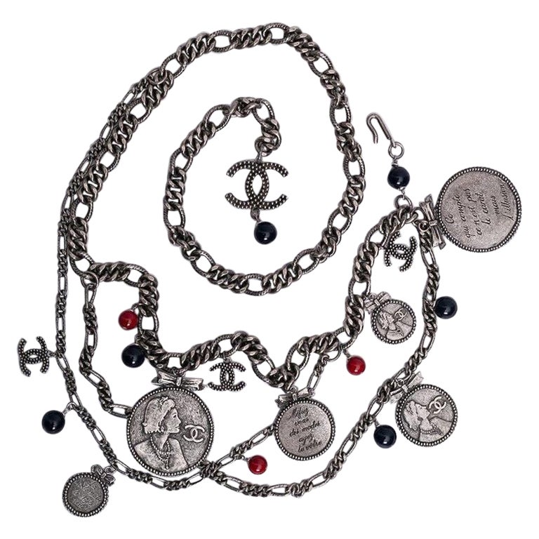 Cinturón Chanel Plateado con Charms Colección de Otoño, 2004