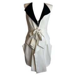 Robe midi blanche à détails noirs de Givenchy. Printemps 2010