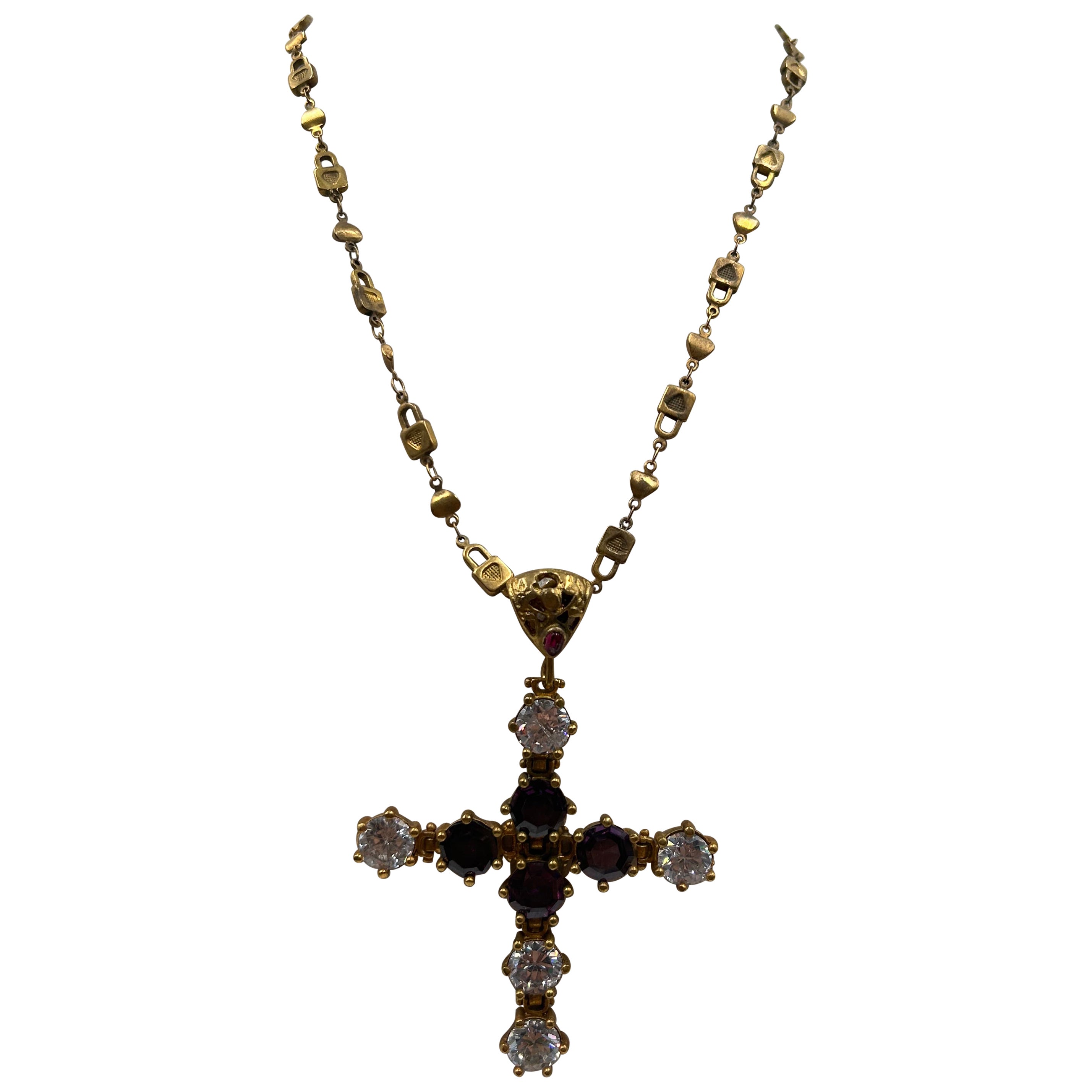 Collana con croce viola in ottone tonalizzata in oro in vendita