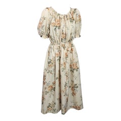 Un affascinante vestito da giorno con stampa floreale
