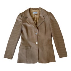 Beige gestreifter Blazer von Dolce & Gabbana.
