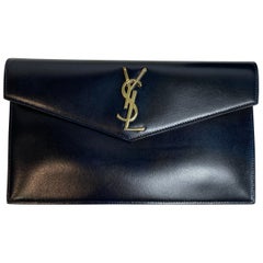 Yves Saint Laurent schwarzer Umschlag.