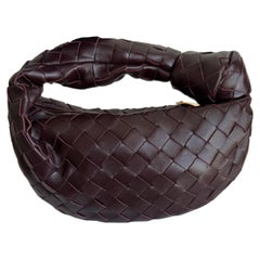 Bottega Veneta Mini Jodie, pochette in pelle Intrecciata color borgogna scuro