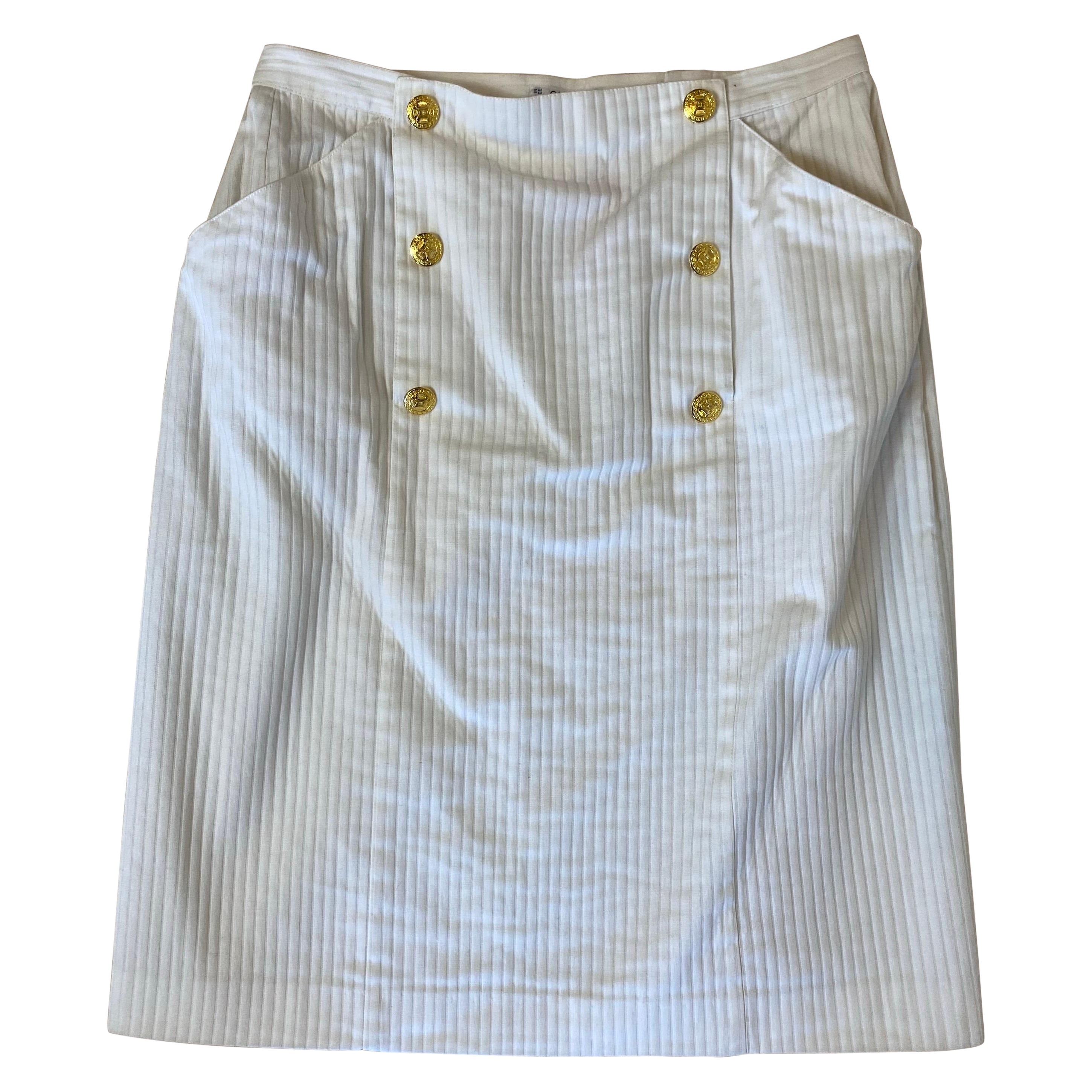 Falda Céline blanca con botones dorados. en venta