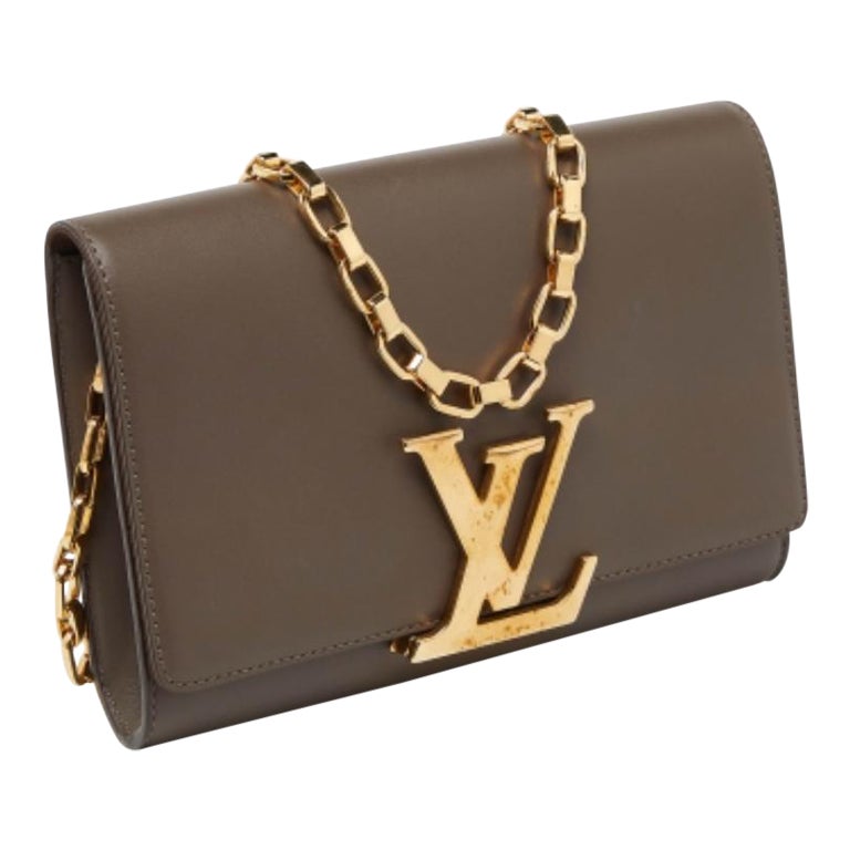 Bolso Louis Vuitton GM Louise de piel verde oliva con cadena