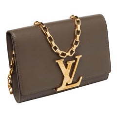 Bolso Louis Vuitton GM Louise de piel verde oliva con cadena