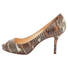 Christian Louboutin Bombas con puntera en punta Very Prive de piel de serpiente de agua marrón talla 37