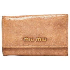 Miu Miu Schlüsselanhänger aus Leder mit Krokoprägung in staubigem Rosa