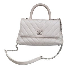 Chanel Kleine 24cm Coco Handle in Chevron gesteppte perlenweiße Kaviar-Tasche