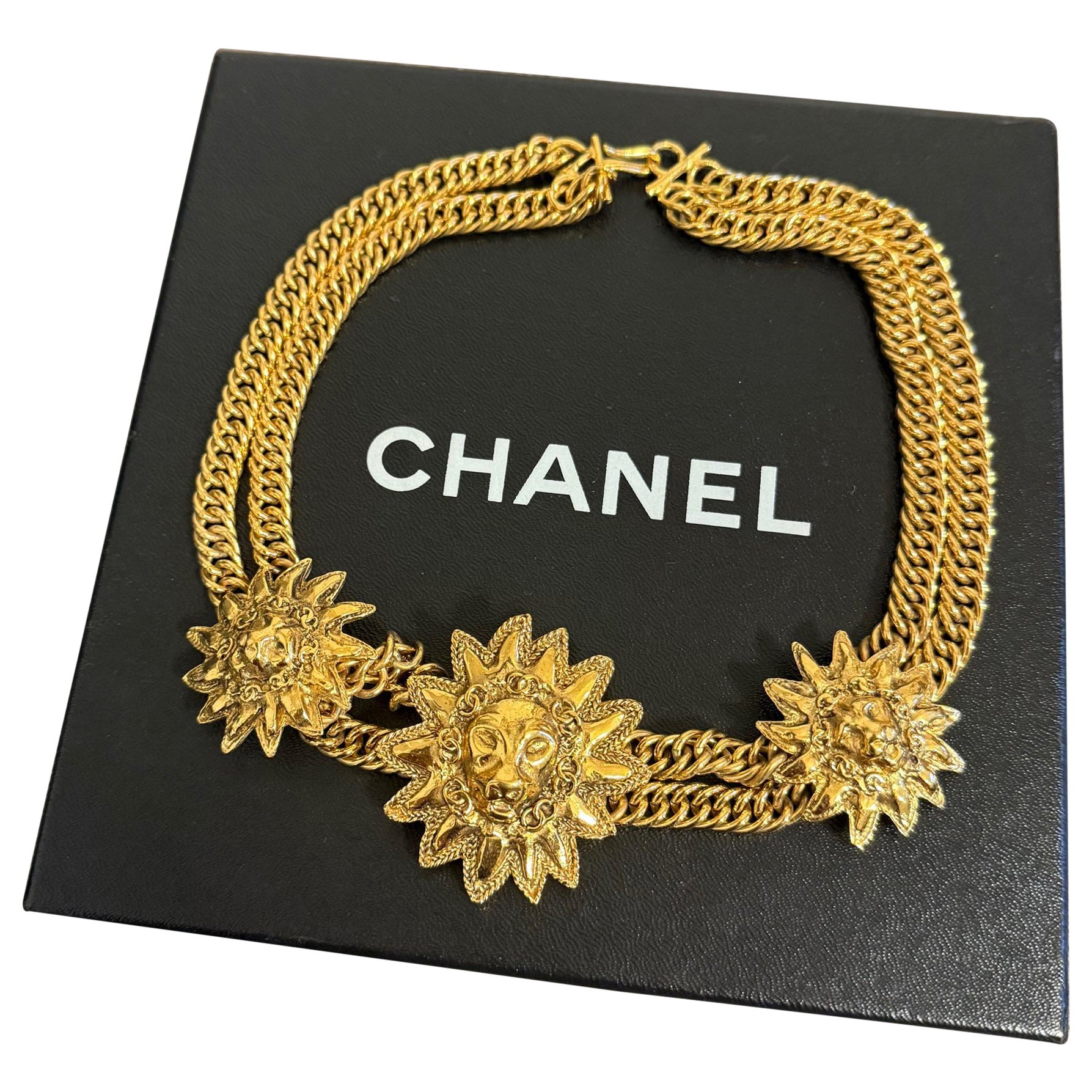 Chanel Vintage Oro Catena Multi Filo Leone Sole Medaglione Collare Collana in vendita