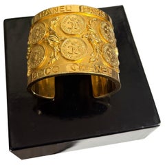 Bracciale CHANEL Vintage placcato oro CC con medaglione in filigrana