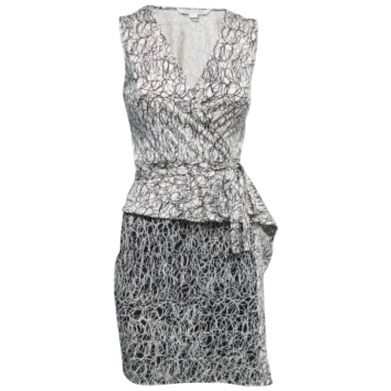 Diane von Furstenberg Crème/Bleu marine Robe enveloppante sans manches en maille de soie imprimée S en vente