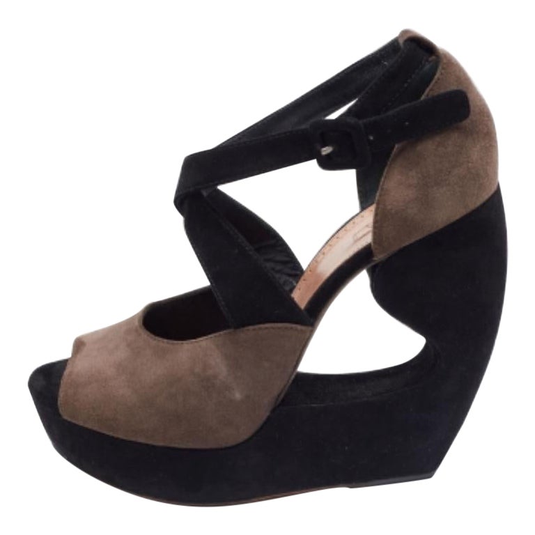 Alaia Brown and Black Suede Wedge Platform Ankle Strap Sandals Size 39 (Sandales à semelles compensées en daim marron et noir) en vente