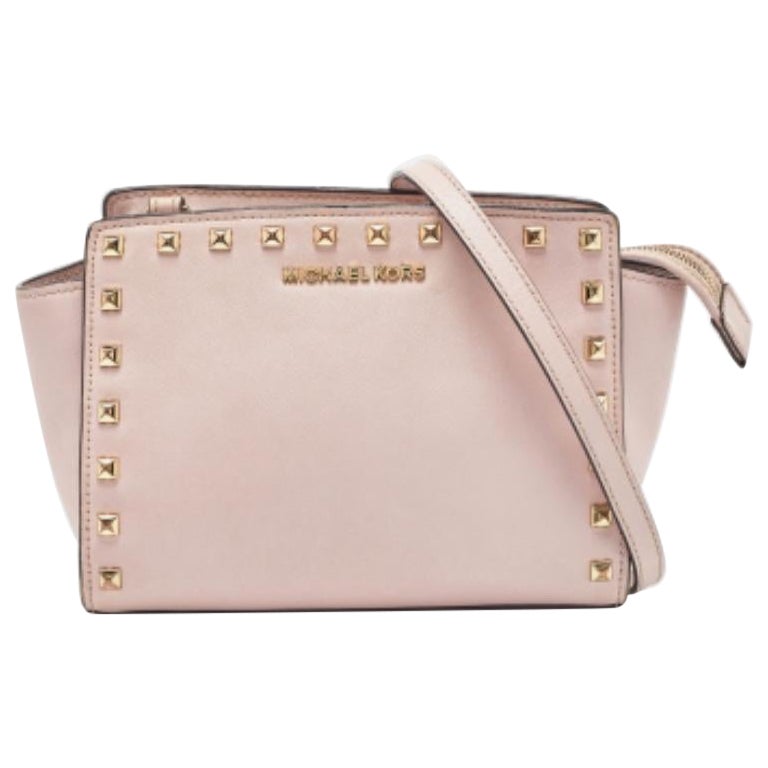 Michael Michael Kors - Borsa a tracolla media Selma con borchie in pelle rosa in vendita