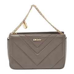 Bolso de piel gris con cadena Chevron de DKNY