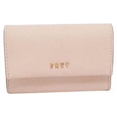 Cartera compacta con solapa DKNY de piel saffiano rosa