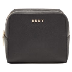 Neceser DKNY de piel saffiano negra