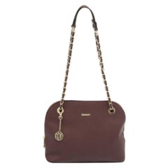 Bolso de hombro DKNY de piel burdeos con forma de cúpula