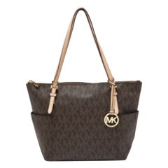 Fourre-tout à fermeture éclair East West en toile enduite et cuir MICHAEL Michael Kors Signature marron