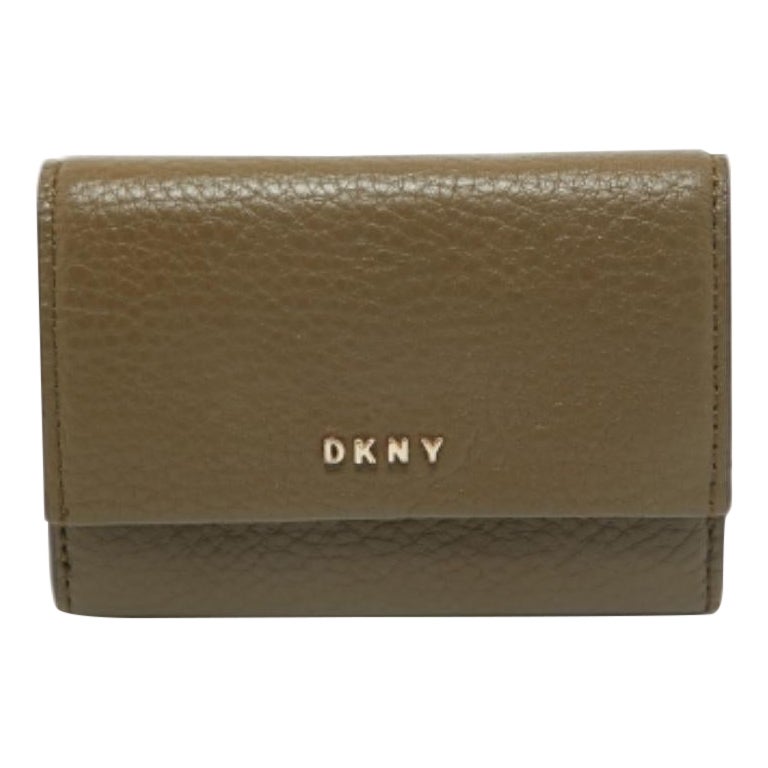 Portafoglio compatto con patta in pelle verde oliva DKNY