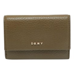 Portafoglio compatto con patta in pelle verde oliva DKNY