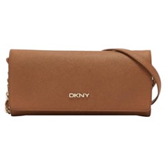 DKNY Portafoglio con patta in pelle saffiano marrone con catena