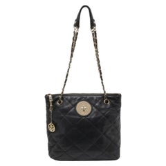 Bolso de hombro DKNY de piel acolchada negra con cremallera