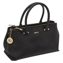 DKNY Bolso con cremallera Bryant Park de piel saffiano negra