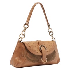 Furla Hobo con solapa en ante beige, estampado de avestruz y hebilla de cuero