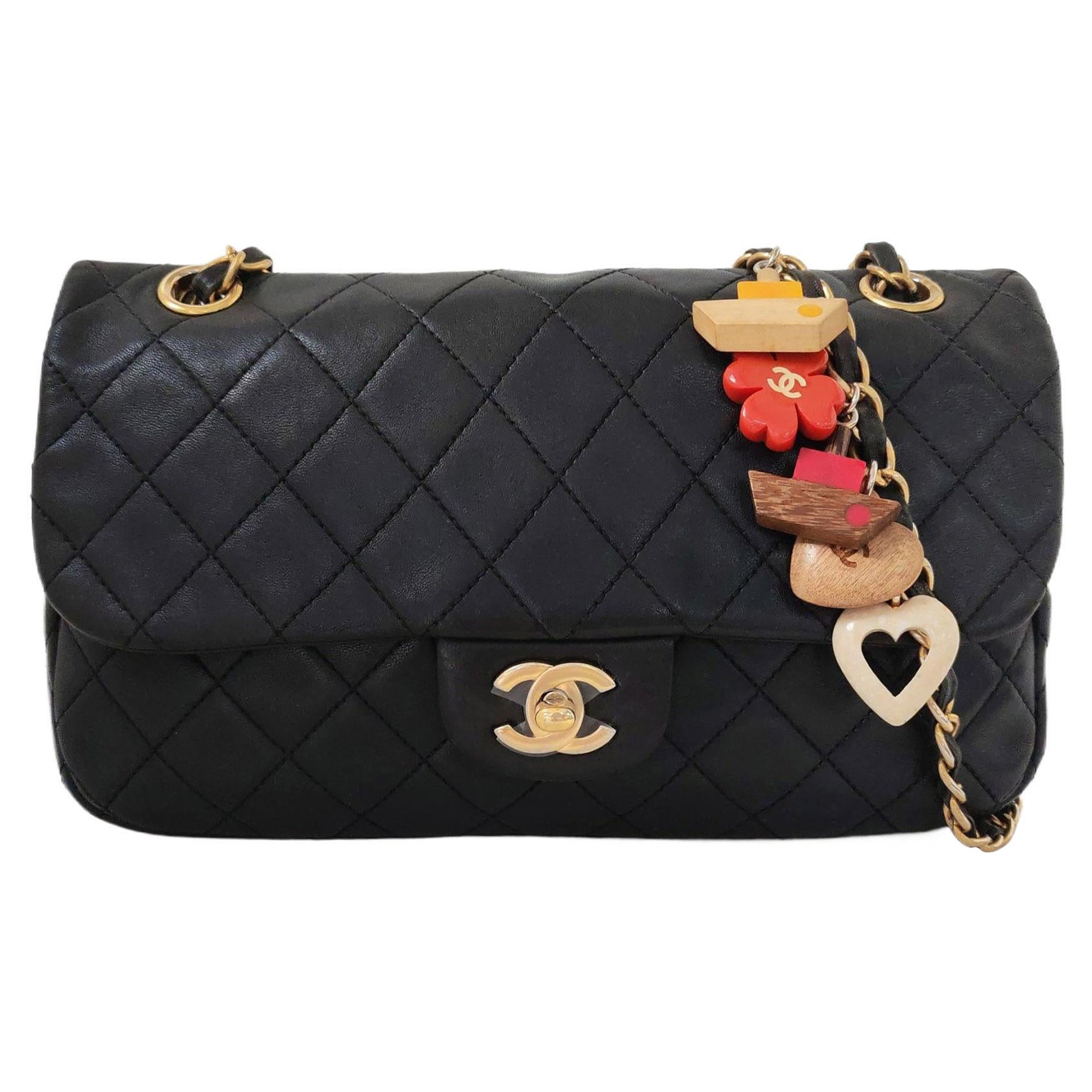 Chanel Classic Flap Medium Nero in pelle d'agnello Valentine Valentin Charms in vendita