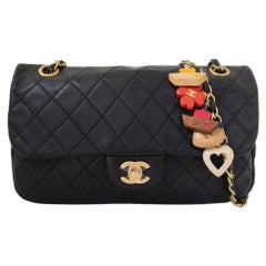 Chanel Classic Flap Medium Nero in pelle d'agnello Valentine Valentin Charms