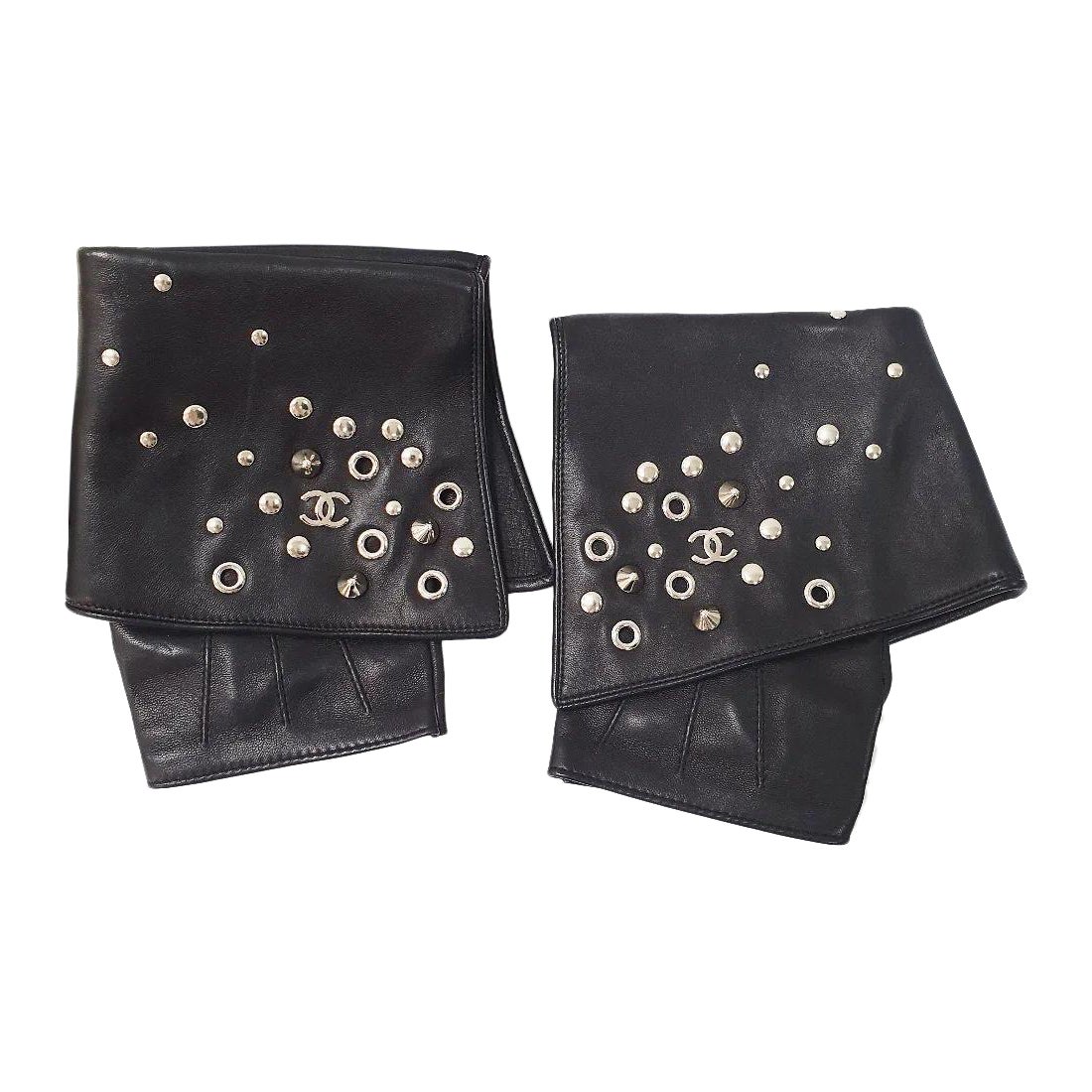 Guanto da motociclista in pelle Chanel con borchie a mano destra Sz.8