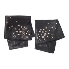 Guanto da motociclista in pelle Chanel con borchie a mano destra Sz.8