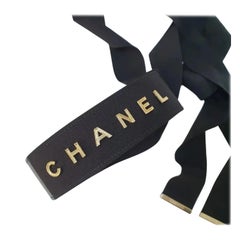 Cintura Chanel in pelle nera con fascetta in gros grain e logo in metallo