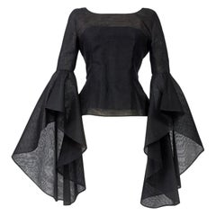 Blusa de organza Pierre Cardin con dramáticas mangas de murciélago Circa 1970/1980