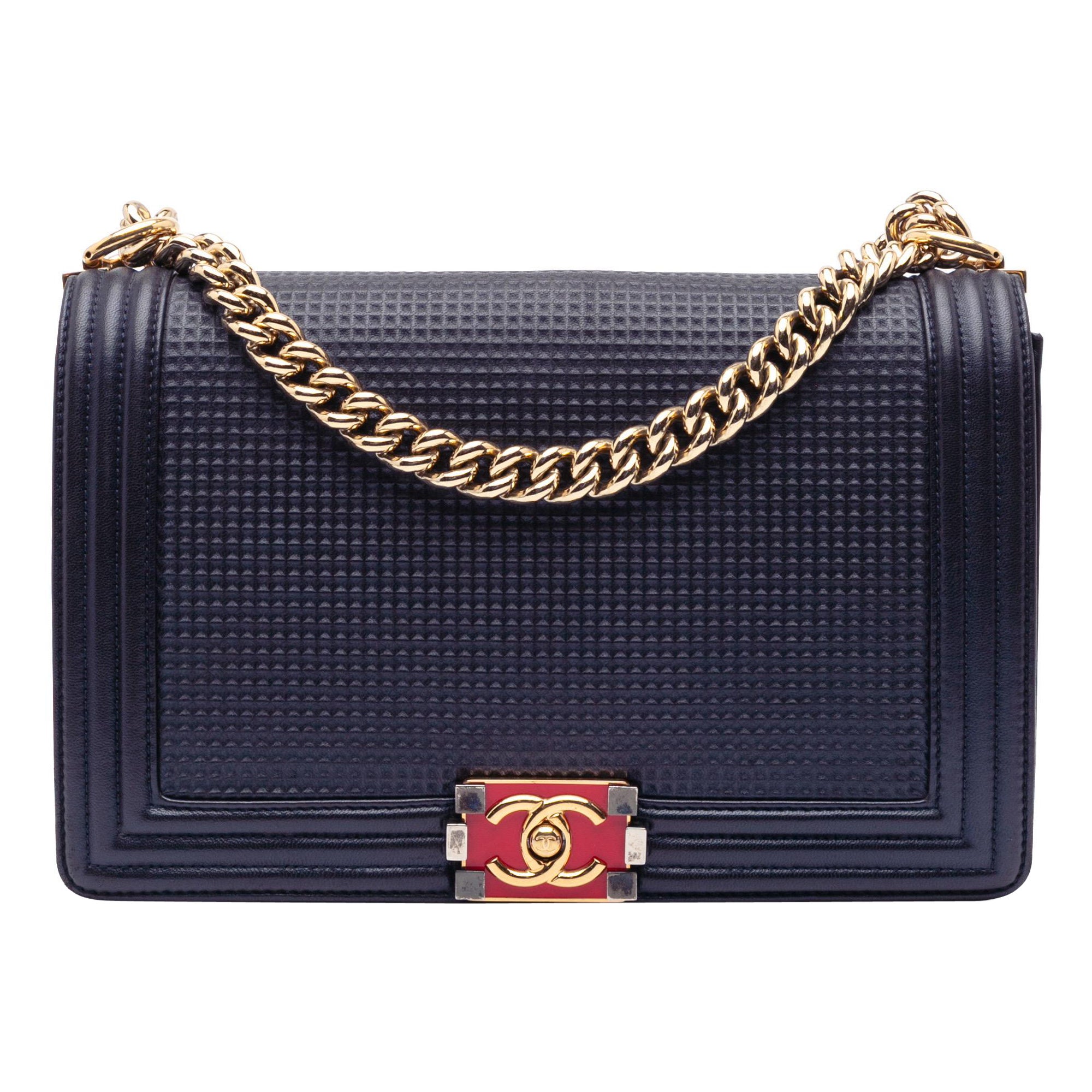 Chanel Navy Medium Lammfell geprägter Würfel Junge Klappe im Angebot