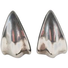 1990s Robert Lee Morris Sterling Silver Modernist Crescent Clip on Earrings 1990s Robert Lee Morris Sterling Silver Modernist Crescent Clip on Earrings