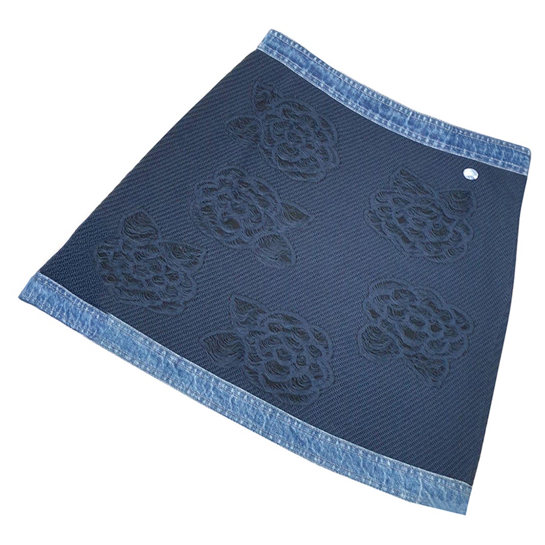 Chanel Mini jupe en denim Camellia Sz.38 en vente