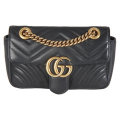 Bolso pequeño GG Marmont de piel de becerro matelassé negra de Gucci