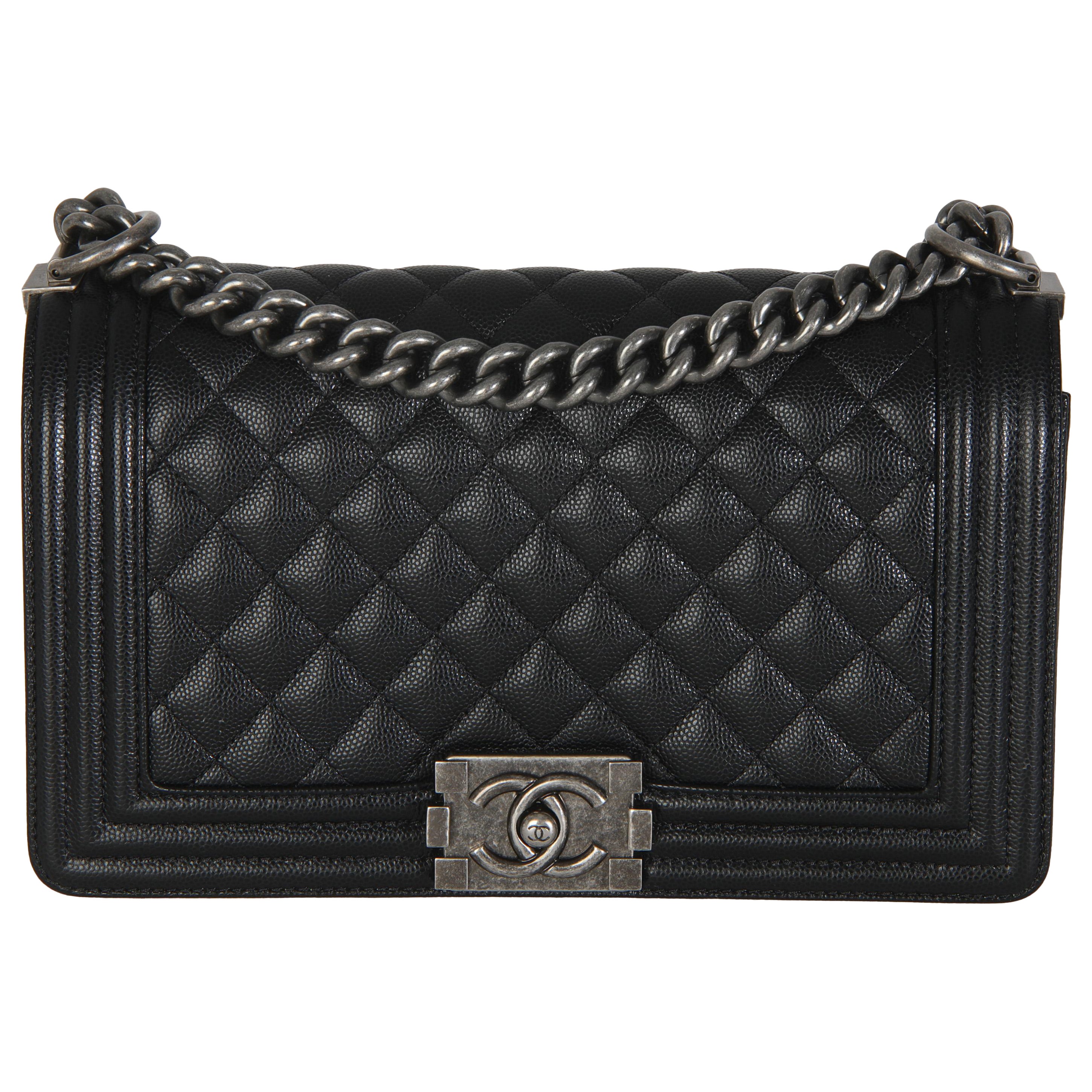 Chanel Schwarze gesteppte Kaviar Medium Boy Handtasche in Schwarz im Angebot
