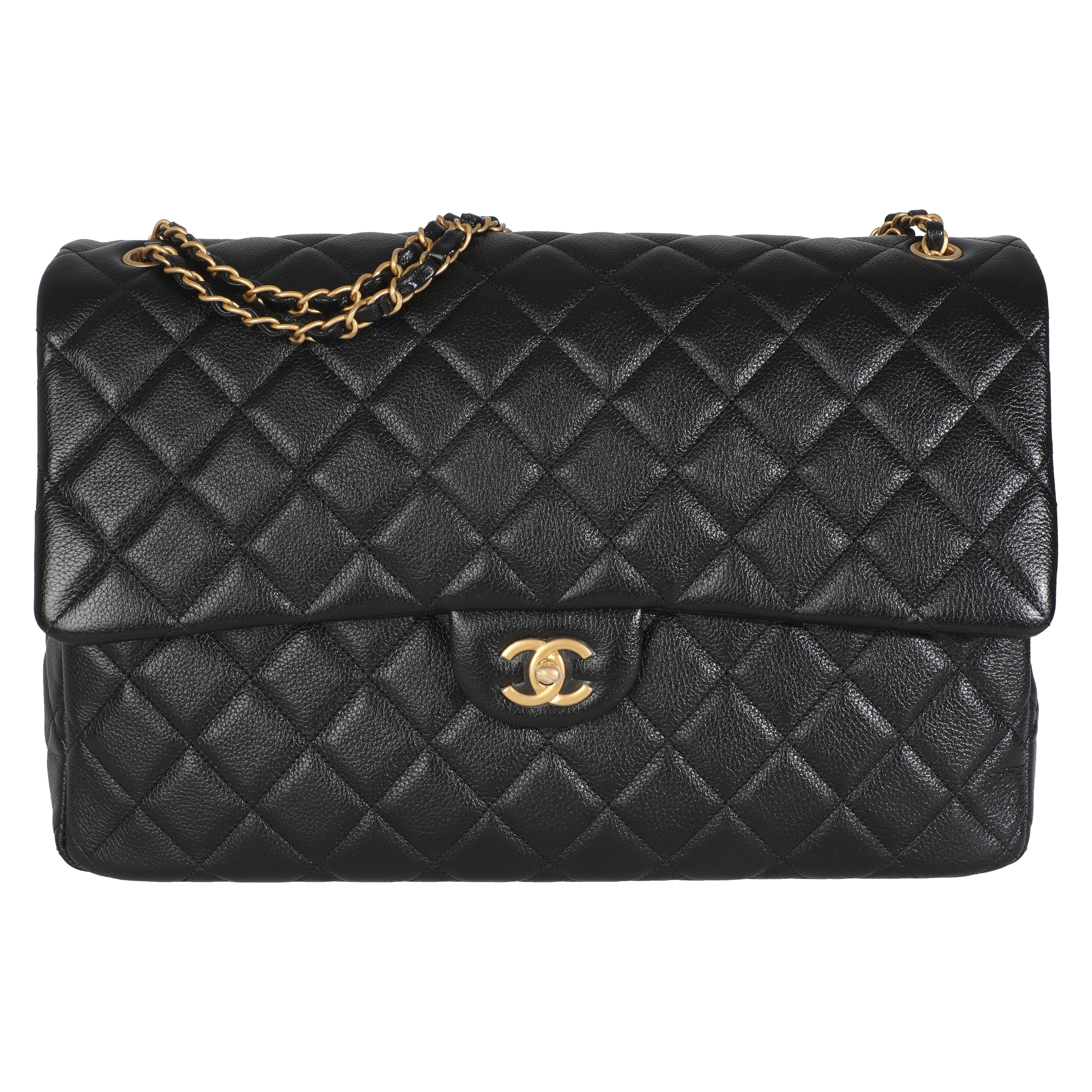 Chanel Bolso de viaje con solapa XXL de piel de becerro acolchada negra