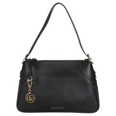 Bolso de hombro mediano con emblema GG de piel de becerro negra de Gucci