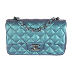 Chanel - Mini sac rectangulaire à rabat en cuir de veau matelassé irisé bleu