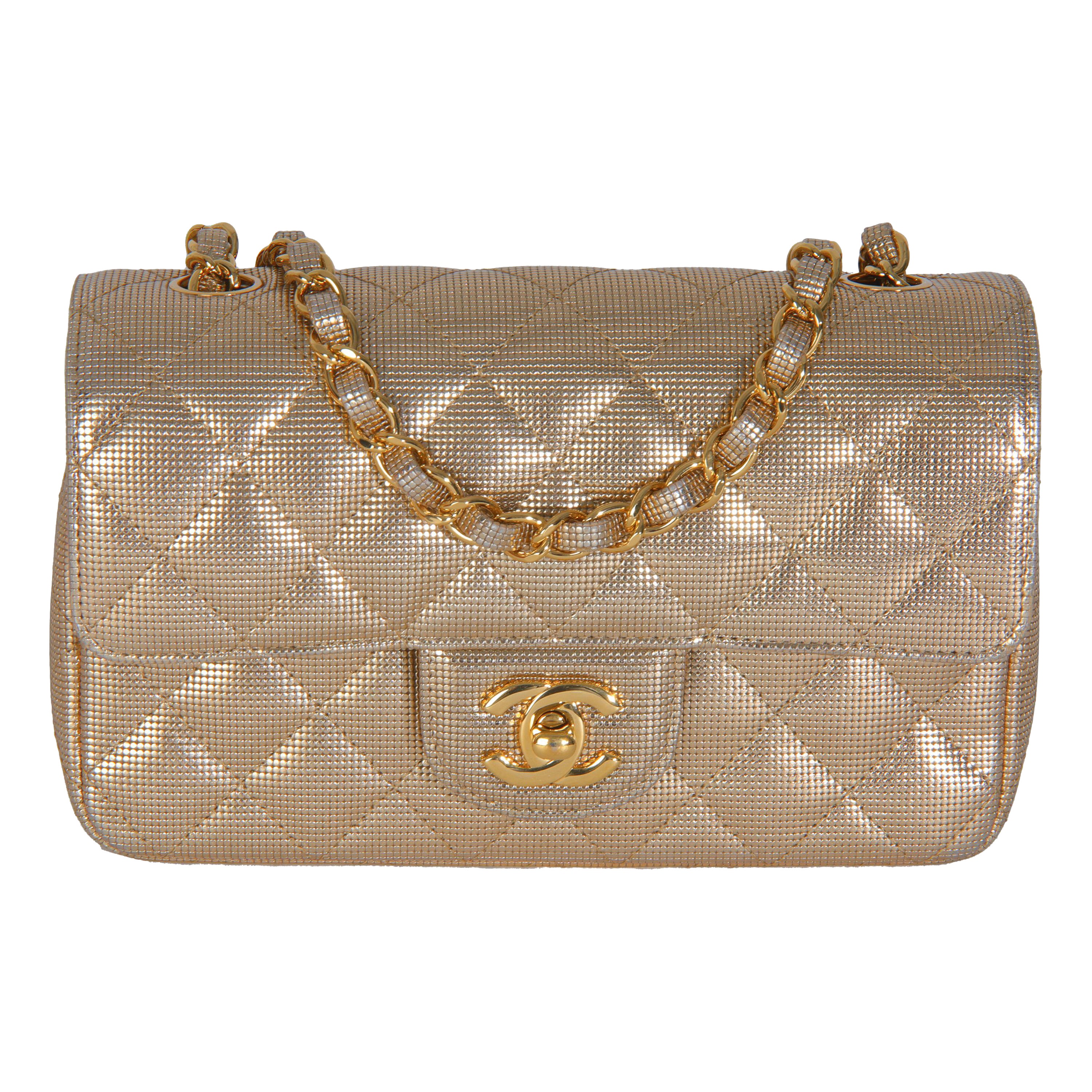 Chanel Mini bolso rectangular con solapa perforada de piel de cordero dorada metalizada