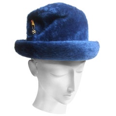 Chapeau Schiaparelli Paris en laine bleue duveteuse ca 1960