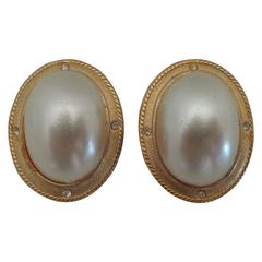 1980s Gold Tone Faux Pearls Clip on Earrings