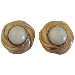 1990s Gold Tone Faux Pearls Clip on earrings 9