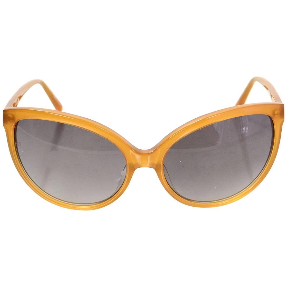 Linda Farrow Rust Cat Eye Sunglasses

Made In: Japan
Color: Rust/Orange
Materials: Resin
Overall Condition: Excellent pre-owned condition, light surface marks
Includes: Linda Farrow case

Measurements:
Length Across: 5.5