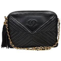 1980er Chanel Schwarz Chevron gesteppt Lammfell Vintage Kameratasche